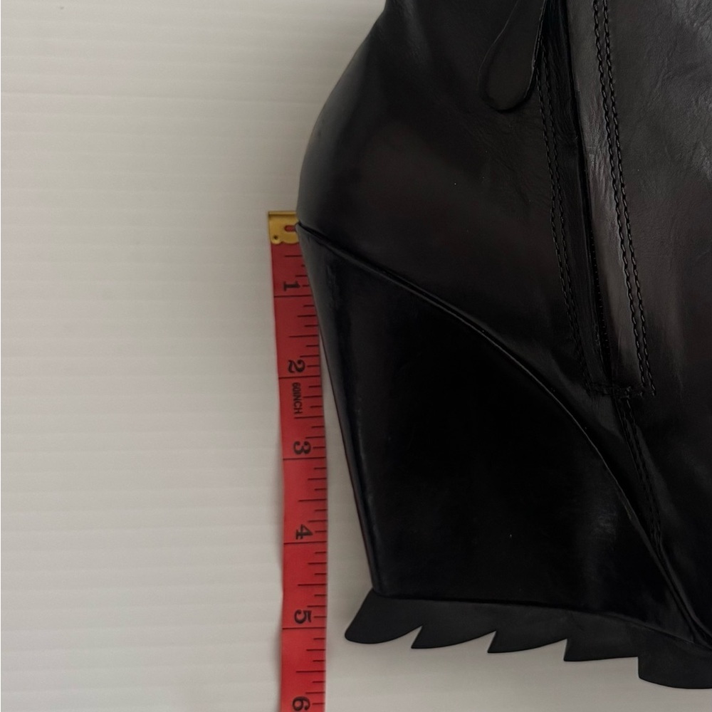 Camilla Skovgaard Saw Sole Black Leather Wedge
Ankle Booties Size 8 - Picture 12 of 12